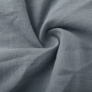 Vista macro della texture del tessuto in misto lino grigio con trama naturale e pieghe