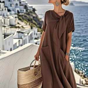 Robe longue d'été marron élégante à manches courtes, nœud au col et grandes poches pratiques