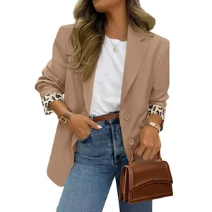 Détail d'un blazer kaki pour femme avec doublure élégante à imprimé léopard aux poignets