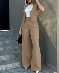 Elegante completo 3 pezzi con gilet marrone, t-shirt bianca e pantaloni a gamba larga.
