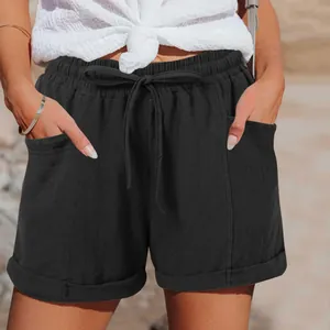 Dettaglio ravvicinato degli shorts neri a vita alta con coulisse per donna estate
