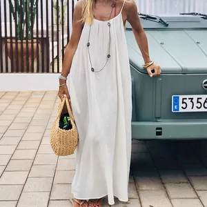 Elegantes weißes rückenfreies Maxikleid für Damen mit lockerer Passform und Spaghettiträgern