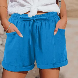 Dettaglio di pantaloncini blu a vita alta con coulisse e tasche laterali capienti