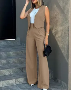 Elegante completo due pezzi da donna con gilet beige e pantaloni larghi a vita alta