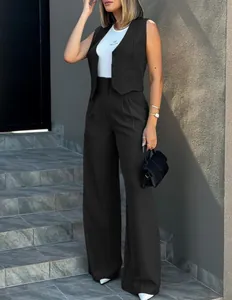 Elegante vista a corpo intero del set gilet da completo nero e pantaloni larghi donna