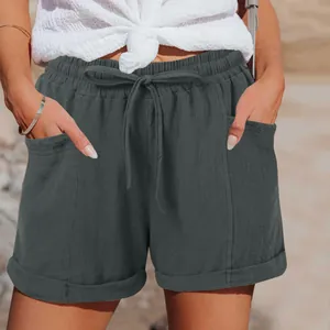 Dettaglio di pantaloncini grigi da donna a vita alta con coulisse e grandi tasche laterali
