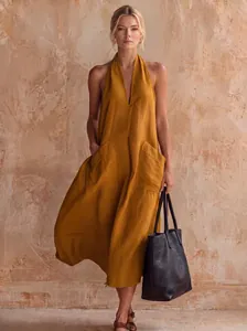 Modella che indossa un abito midi in lino giallo senape con scollo a V e tasche applicate