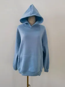 Détail d'un sweat à capuche bleu clair oversize avec capuche et poche kangourou frontale