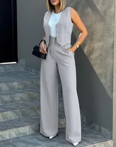 Completo alla moda ed elegante con gilet grigio e pantaloni larghi a vita alta.