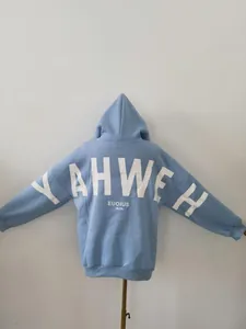 Vue arrière d'un sweat à capuche bleu clair avec motif imprimé YAHWEH en lettres blanches