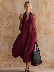 Dettaglio di abito midi in lino bordeaux con scollo a V e ampie tasche applicate