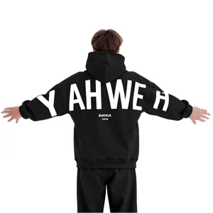 Vue arrière d'un sweat à capuche noir surdimensionné avec texte blanc YAHWEH imprimé