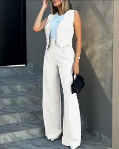 Vista dettagliata del gilet bianco alla moda e dei pantaloni a gamba larga due pezzi da donna
