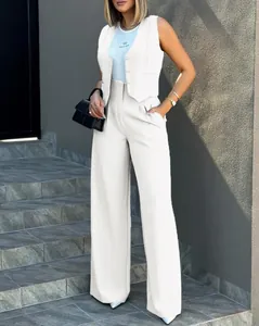 Completo elegante donna con gilet bianco senza maniche e pantaloni a gamba larga