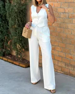 Élégant ensemble deux pièces blanc comprenant un gilet col V et un pantalon large