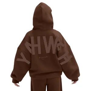 Vue arrière d'un sweat à capuche marron oversize avec grand lettrage YHWH relief
