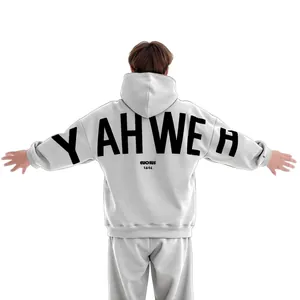 Vue arrière d'un sweat à capuche gris clair oversize avec lettres YAHWEH noires au dos