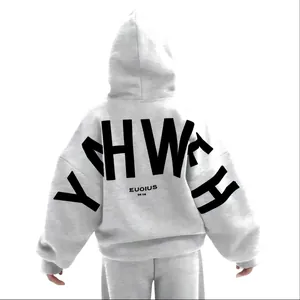 Détail arrière du sweat à capuche blanc oversize avec imprimé de lettres YHWEH noires