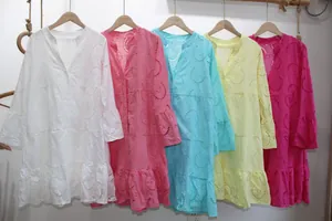 Série de robes courtes à col en V à volants avec broderies florales en diverses couleurs