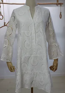 Élégante robe courte blanche à col en V avec broderie ample et dentelle ajourée pour femme