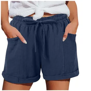 Dettaglio dei pantaloncini blu navy a vita alta da donna con coulisse e tasche funzionali