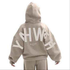 Vue arrière d'un sweat à capuche oversize beige avec grand imprimé de lettres YHWH