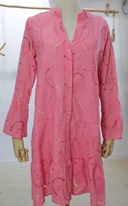 Détail d'une robe rose brodée à fleurs avec col en V et fermeture boutonnée devant