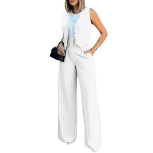 Élégant ensemble deux pièces blanc pour femme avec gilet sans manches et pantalon large.