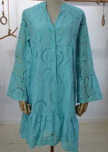 Vue détaillée de la robe bleu clair à col en V avec broderie anglaise délicate