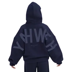 Vue arrière d'un sweat à capuche bleu marine avec grand imprimé de lettres YHWH gris