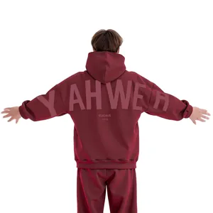 Vue de dos du sweat à capuche bordeaux surdimensionné avec imprimé YAHWEH et pantalon