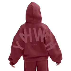 Vue arrière du sweat à capuche bordeaux avec impression de lettres YHWH embossées