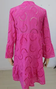 Vue arrière d'une robe fuchsia à col en V avec broderie anglaise et détails ajourés