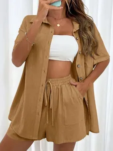 Vista detallada de un conjunto de dos piezas con camisa de manga corta y pantalón corto camel.