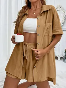 Detalle del conjunto casual de camisa de manga corta camel y pantalones cortos con cordón.