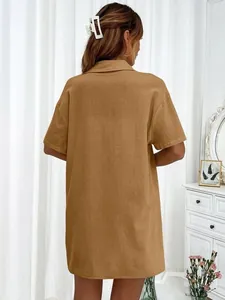 Vista trasera de una camisa informal de manga corta para mujer en color camel liso
