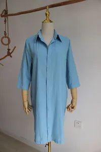 Vista dettagliata di un abito a camicia azzurro in cotone e lino con mezze maniche e bottoni