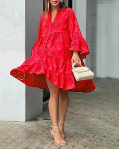 Robe rouge à col en V avec broderie anglaise et manches cloche à volants détail