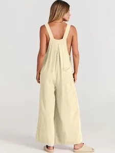 Vista trasera de un mono informal de algodón y lino para mujer en color crema