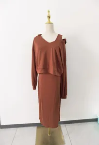 Vue détaillée de l'ensemble deux pièces orange brûlé avec sweat à capuche et robe longue