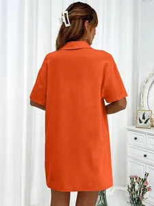 Vista trasera de una camisa casual naranja de manga corta con un diseño de corte relajado