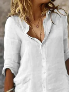 Dettaglio dell'abito a camicia bianco in cotone e lino con bottoni e colletto