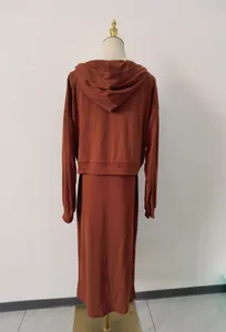 Vue arrière d'un ensemble deux pièces orange rouille avec sweat à capuche et robe longue