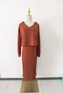 Ensemble deux pièces terre cuite avec sweat à capuche col V et robe longue