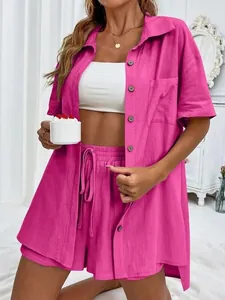 Vista detallada del conjunto de dos piezas rosa intenso para mujer con camisa y short.