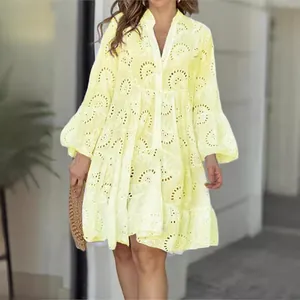 Robe évasée jaune pâle à col en V avec broderie anglaise et manches cloche élégantes