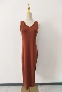 Vue détaillée d'une robe longue sans manches avec col en V de couleur rouille sur mannequin