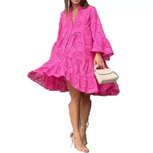 Robe courte ample fuchsia à col en V avec broderie anglaise délicate et manches volantées