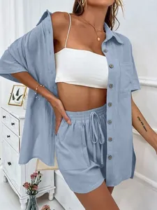 Vista detallada de un conjunto de 2 piezas para mujer en azul claro con camisa y shorts.