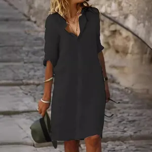 Elegante abito chemisier midi nero ampio con rever e dettagli a bottoni a mezza manica